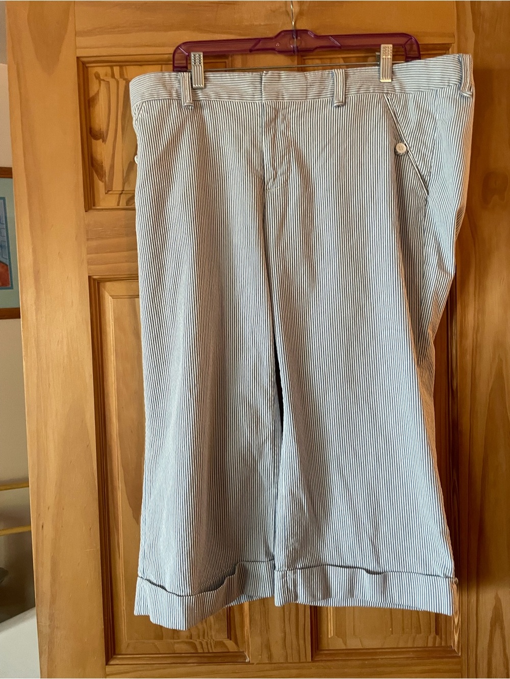 GAP Women's Blue and White Seersucker Capris